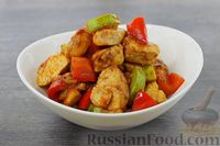 Фото приготовления рецепта: Курица, тушенная с кабачками и болгарским перцем - шаг №7