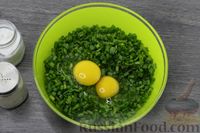 Фото приготовления рецепта: Оладьи из зелёного лука и яиц - шаг №3