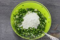 Фото приготовления рецепта: Оладьи из зелёного лука и яиц - шаг №4