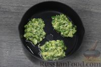 Фото приготовления рецепта: Оладьи из зелёного лука и яиц - шаг №5