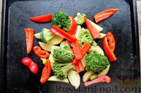 Фото приготовления рецепта: Курица, запечённая с картофелем, брокколи, перцем и морковью - шаг №4