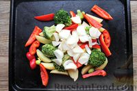 Фото приготовления рецепта: Курица, запечённая с картофелем, брокколи, перцем и морковью - шаг №5