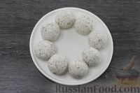 Фото приготовления рецепта: Творожные шарики с орехами и клубничным соусом - шаг №6