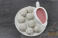 Фото приготовления рецепта: Творожные шарики с орехами и клубничным соусом - шаг №8