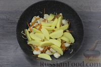 Фото приготовления рецепта: Картошка, тушенная с курицей и макаронами - шаг №6