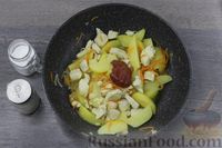 Фото приготовления рецепта: Картошка, тушенная с курицей и макаронами - шаг №7