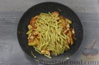 Фото приготовления рецепта: Картошка, тушенная с курицей и макаронами - шаг №8
