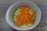 Фото приготовления рецепта: Салат из молодой капусты с рыбными консервами, кукурузой, яйцами и морковью - шаг №3