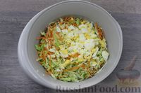 Фото приготовления рецепта: Салат из молодой капусты с рыбными консервами, кукурузой, яйцами и морковью - шаг №5
