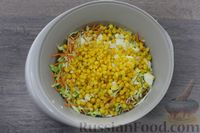 Фото приготовления рецепта: Салат из молодой капусты с рыбными консервами, кукурузой, яйцами и морковью - шаг №6