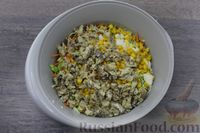 Фото приготовления рецепта: Салат из молодой капусты с рыбными консервами, кукурузой, яйцами и морковью - шаг №7