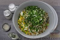 Фото приготовления рецепта: Салат из молодой капусты с рыбными консервами, кукурузой, яйцами и морковью - шаг №9