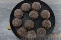Фото приготовления рецепта: Шоколадные маффины с кабачками - шаг №9