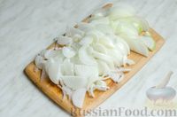 Фото приготовления рецепта: Скумбрия в горячем маринаде, с грибами и луком - шаг №3