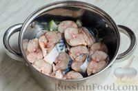 Фото приготовления рецепта: Скумбрия в горячем маринаде, с грибами и луком - шаг №7