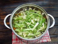 Фото приготовления рецепта: Суп с молодой капустой, сладким перцем и куриными фрикадельками с сыром и зеленью - шаг №14