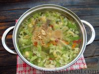 Фото приготовления рецепта: Суп с молодой капустой, сладким перцем и куриными фрикадельками с сыром и зеленью - шаг №15