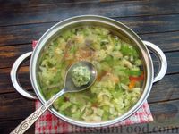 Фото приготовления рецепта: Суп с молодой капустой, сладким перцем и куриными фрикадельками с сыром и зеленью - шаг №16