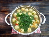 Фото приготовления рецепта: Суп с молодой капустой, сладким перцем и куриными фрикадельками с сыром и зеленью - шаг №18