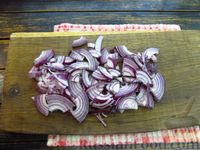 Фото приготовления рецепта: Кабачки, запечённые с грибами и луком - шаг №4