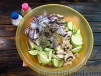 Фото приготовления рецепта: Кабачки, запечённые с грибами и луком - шаг №6