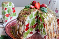 Фото к рецепту: Изумрудно-рубиновый торт "Панчо" из шпинатного бисквита, с клубникой