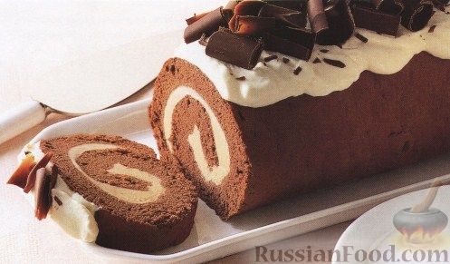 Шоколадно-банановый рулет с кремом и взбитыми сливками