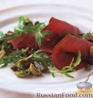 Фото к рецепту: Копченая говядина с оливками и рукколой