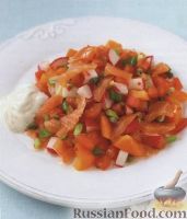 Фото к рецепту: Салат из копченой семги с помидорами и редисом