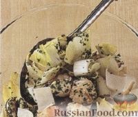 Фото приготовления рецепта: Салат из редьки, с курицей и орехами - шаг №9