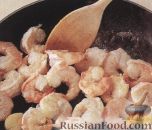 Фото приготовления рецепта: Фасоль с креветками и чесноком - шаг №3