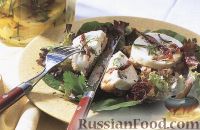 Фото приготовления рецепта: Салат с жареными кальмарами, огурцами, болгарским перцем и яичными блинчиками - шаг №4