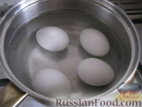Фото приготовления рецепта: Салат "Закусочный" из ветчины, яиц и помидоров - шаг №1