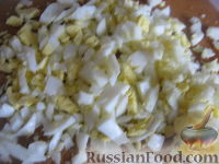 Фото приготовления рецепта: Салат "Закусочный" из ветчины, яиц и помидоров - шаг №5