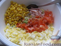 Фото приготовления рецепта: Салат "Закусочный" из ветчины, яиц и помидоров - шаг №6