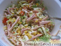 Фото приготовления рецепта: Салат "Закусочный" из ветчины, яиц и помидоров - шаг №7