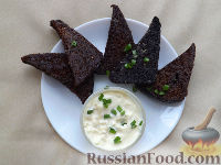 Фото к рецепту: Гренки "Бородинские" с чесноком и чесночным соусом