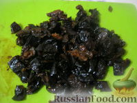 Фото приготовления рецепта: Торт "Панчо" с черносливом, сметаной и грецкими орехами - шаг №9