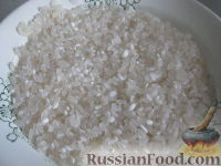 Фото приготовления рецепта: Суп с рисом, шампиньонами и плавленым сыром - шаг №2