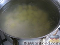 Фото приготовления рецепта: Суп с рисом, шампиньонами и плавленым сыром - шаг №4