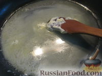 Фото приготовления рецепта: Суп с рисом, шампиньонами и плавленым сыром - шаг №7