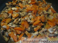 Фото приготовления рецепта: Суп с рисом, шампиньонами и плавленым сыром - шаг №9