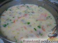 Фото приготовления рецепта: Суп с рисом, шампиньонами и плавленым сыром - шаг №12