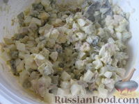 Фото приготовления рецепта: Салат из курицы, с картофелем и яйцами - шаг №9