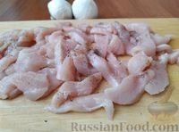 Фото приготовления рецепта: Макароны с курицей и грибами в сливочно-сырном соусе - шаг №2