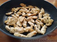 Фото приготовления рецепта: Макароны с курицей и грибами в сливочно-сырном соусе - шаг №3