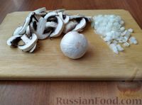 Фото приготовления рецепта: Макароны с курицей и грибами в сливочно-сырном соусе - шаг №5