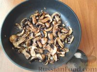 Фото приготовления рецепта: Макароны с курицей и грибами в сливочно-сырном соусе - шаг №8