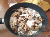 Фото приготовления рецепта: Макароны с курицей и грибами в сливочно-сырном соусе - шаг №10