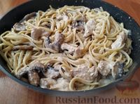 Фото приготовления рецепта: Макароны с курицей и грибами в сливочно-сырном соусе - шаг №15